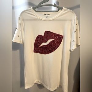 WHITE SHIRT WITH GOLD GROMMETS ON THE SLEEVES. SIZE MEDIUM